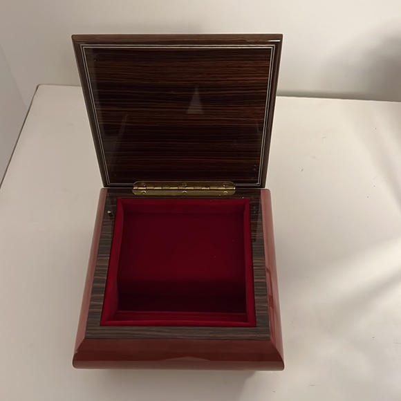 The San Francisco Music Box Company - The Sound of Music - Picture 3 of 6